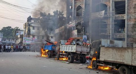 উচ্ছেদ অভিযানে পৌরসভার ৩ গাড়িতে হকারদের আগুন 